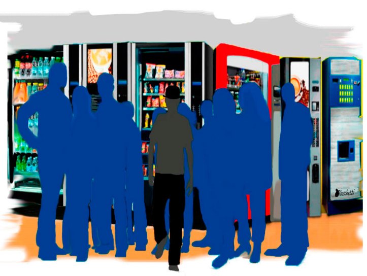 compañeros de trabajo ríen por lo desatinado de la combinación de la ropa de Saturnino Segundo