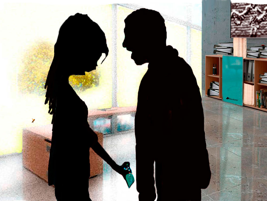 En el trabajo, dentro del cubículo que comparte con Anier. Esa abeja escucha a Saturnino Segundo (silueta) interrogar Anier (silueta mujer) que niega