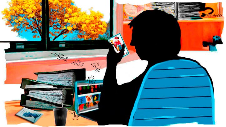 Observa la carta del rey de oro. Está en el cubículo que comparte con Anier, (trabajo). Sobre el escritorio el libro Malas decisiones, carpetas y el en portátil revisa el blog Rosa Boschetti