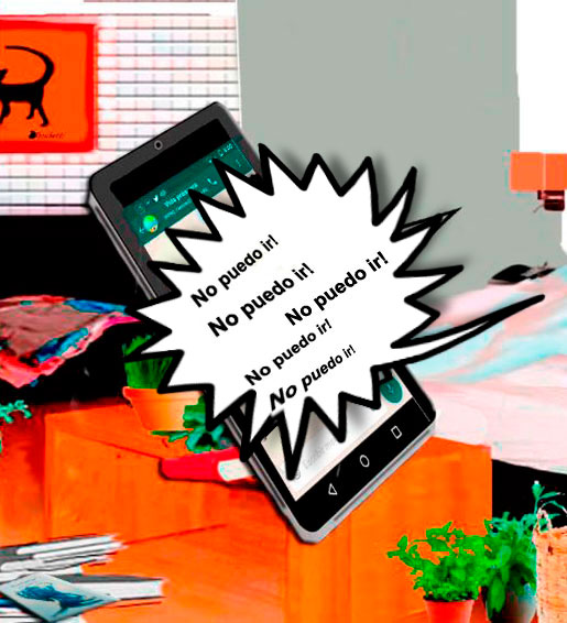 Respuesta de Saturnino Segundo al chat del grupo Vida próspera. Habitación del hostal. Pantalla del teléfono móvil y el libro Malas decisiones en el suelo