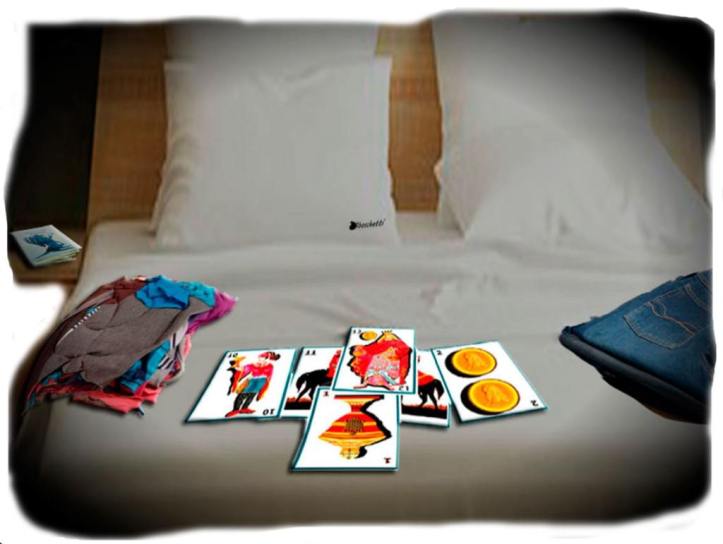 Es de noche. Escena en la habitación de casa de los padres de Saturnino Segundo. Tirada de barajas españolas que señalan conversaciones con un hombre y con una mujer. Precaución. En la cama ropa al descuido y en la mesa de noche el libro Malas decisiones